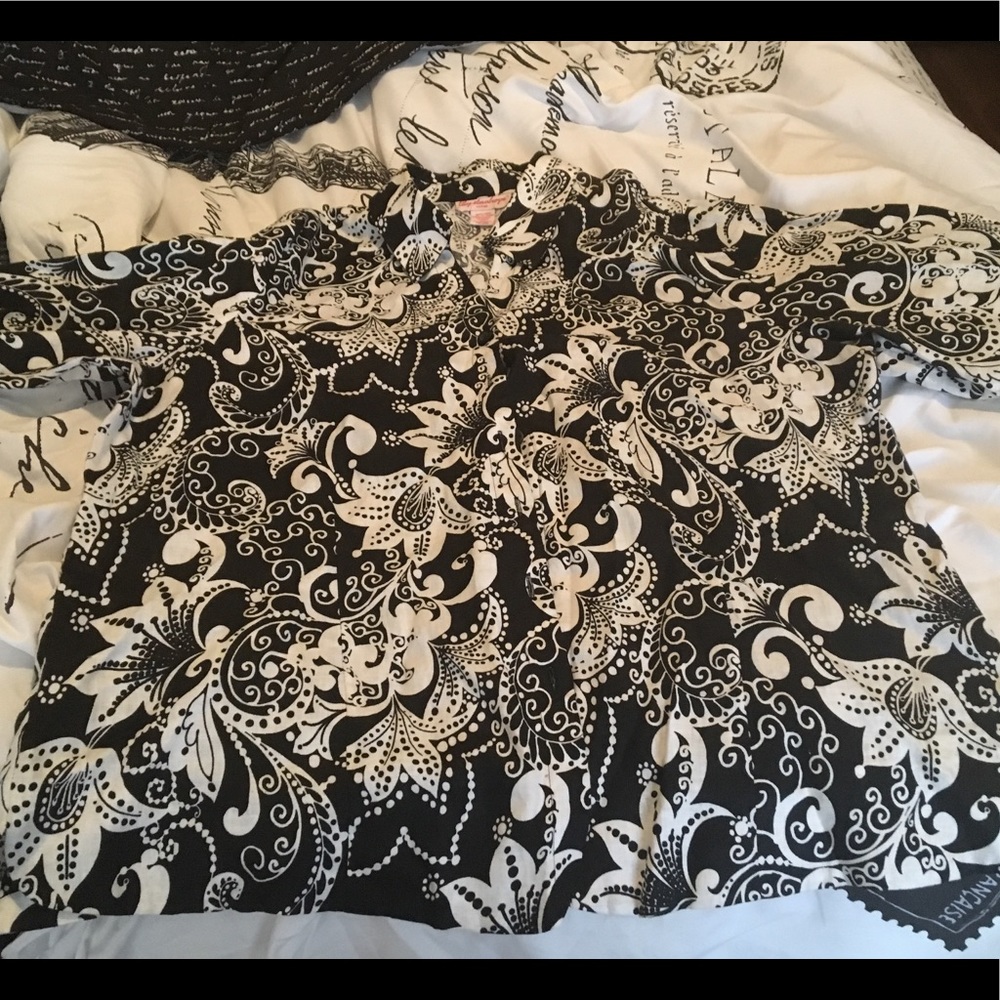 Black & white shirt 👗👖👚4 for $15 when bundled
